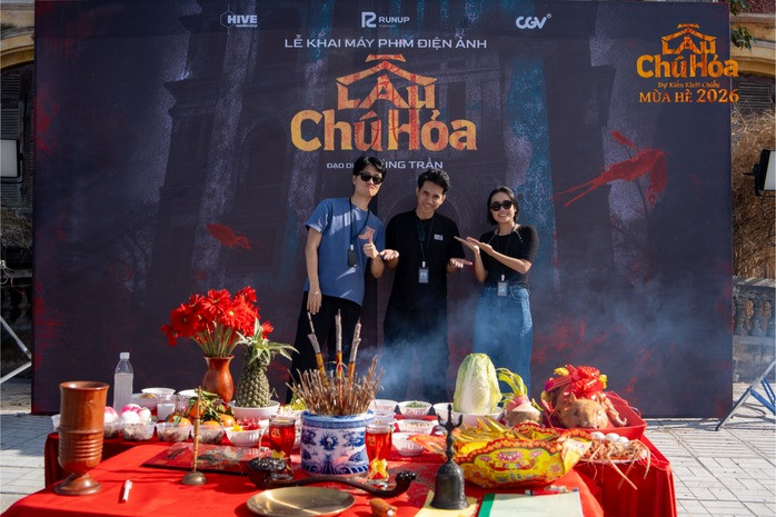 Truyền Thuyết Đô Thị 'Con Ma Nhà Họ Hứa' Tái Sinh Trên Màn Ảnh Cung May Phim Lau Chu Hoa 2.Jpg