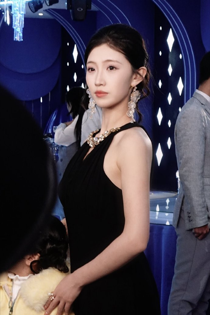 Nữ Diễn Viên Duy Nhất 1 Năm Quay 48 Phim: Làm Việc 16 Tiếng Mỗi Ngày, 5 Năm Không Về Thăm Nhà 005Otqntly1I9Nyir7Vupj30U019043A