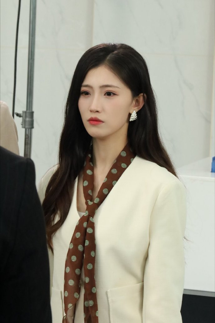 Nữ Diễn Viên Duy Nhất 1 Năm Quay 48 Phim: Làm Việc 16 Tiếng Mỗi Ngày, 5 Năm Không Về Thăm Nhà 005Otqntly1I9Nyklvuhrj30U0190Tbz