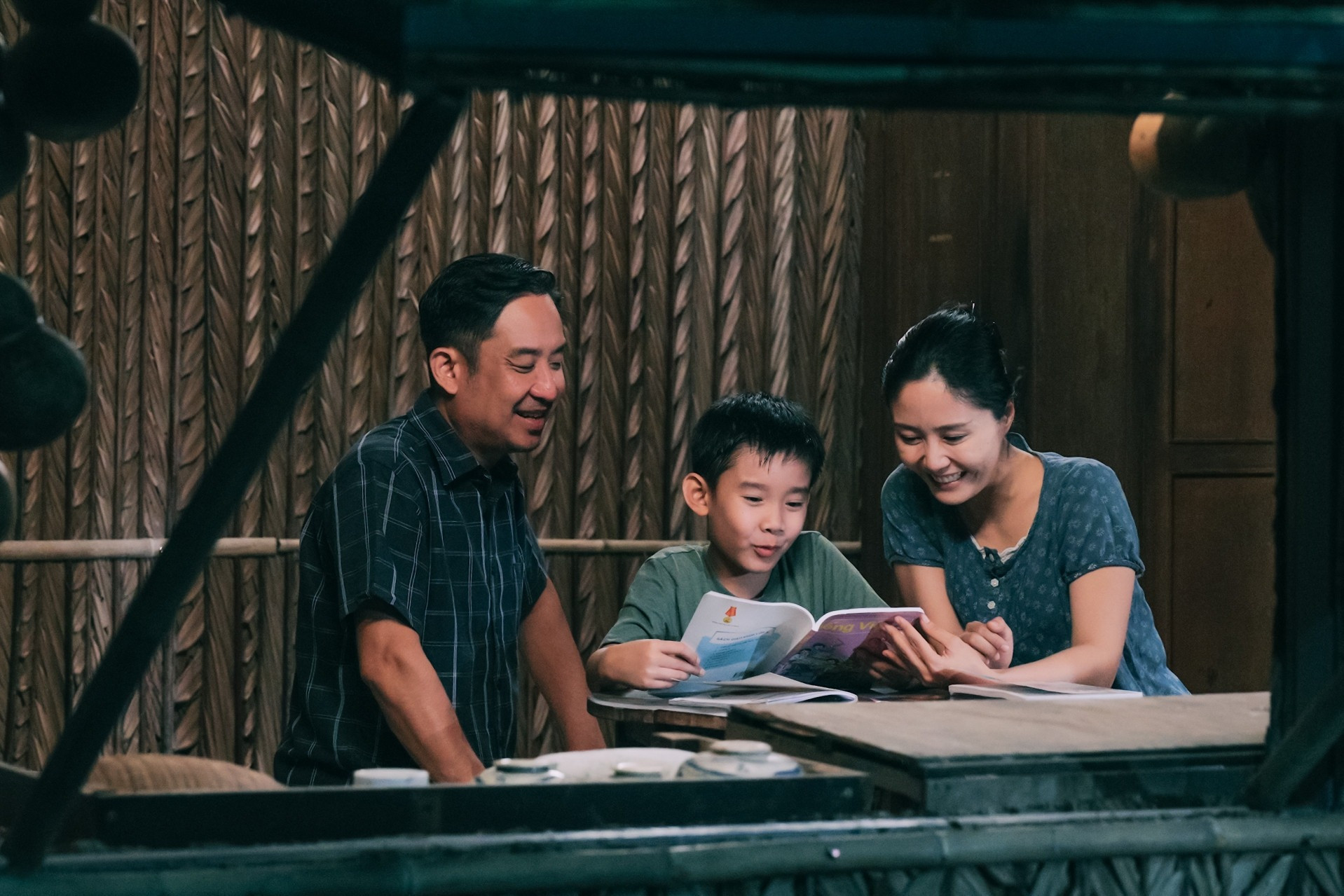 Diễn Viên Đình Hiếu 'Cổng Mặt Trời' Tuổi 46 Viên Mãn Bên Vợ Trẻ Kém 8 Tuổi Batch Dinh Hieu 05 2458.Jpg