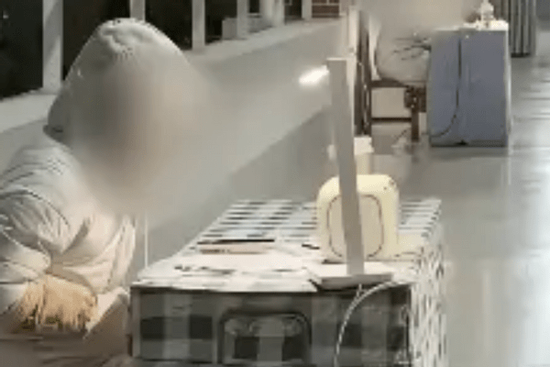 Bức ảnh chụp dãy hành lang với cô gái mặc áo trắng khiến nhiều người giật mình