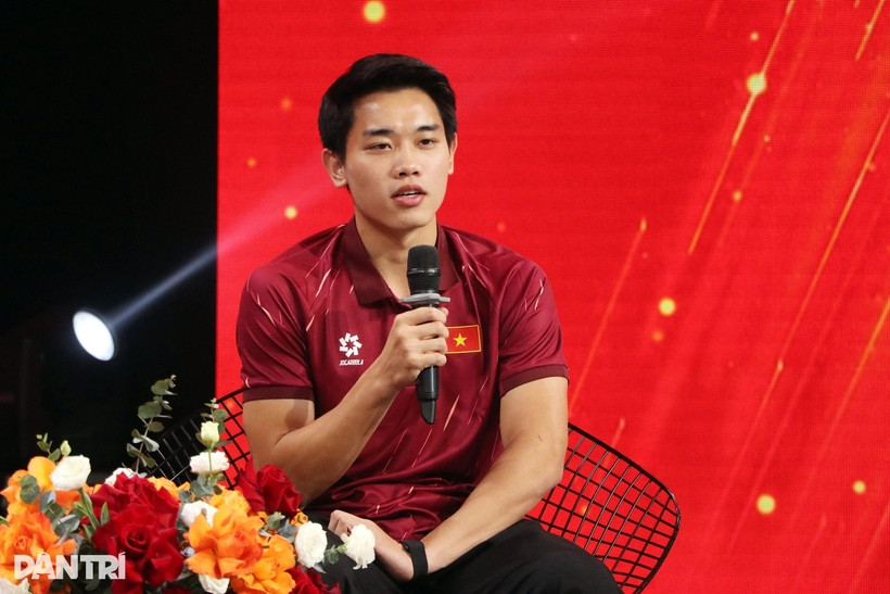 Cầu thủ Nguyễn Đình Bắc tham gia buổi lễ vinh danh và giao lưu với người dân quê hương Nghệ An chiều 27/1. (Ảnh: Dân trí).