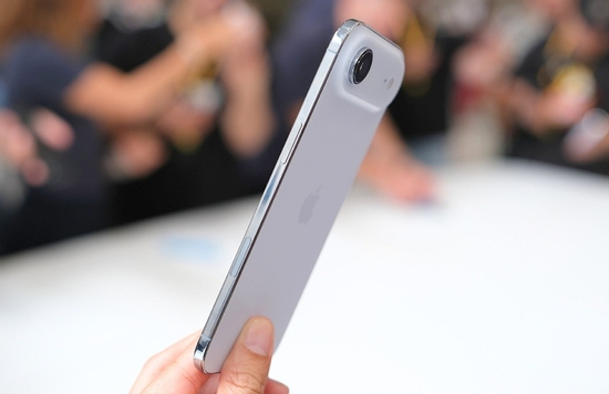 Điều gì khiến iPhone Air rớt giá ngay sau khi ra mắt?