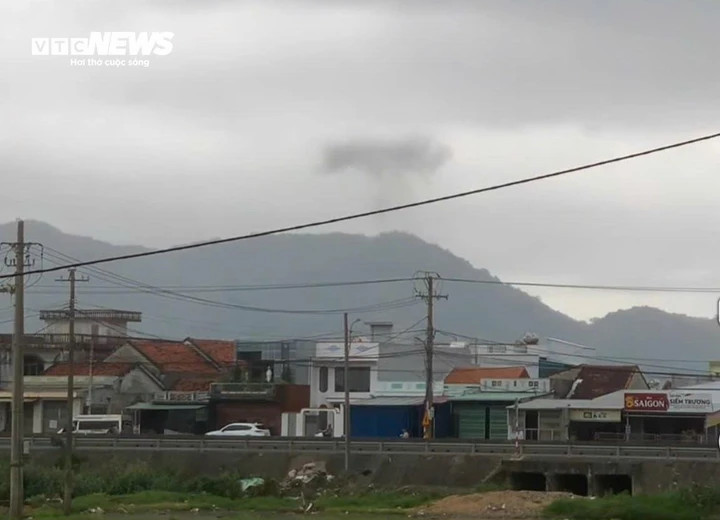 Khói bốc lên tại khu vực máy bay rơi.