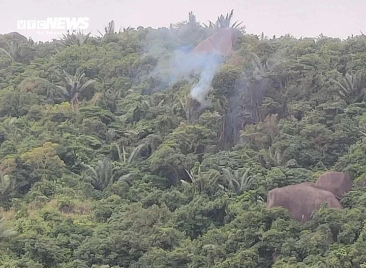 Hiện trường vụ rơi máy bay, lực lượng chức năng đang tiếp cận.