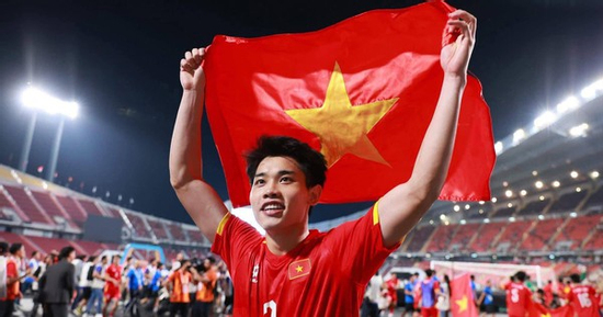 Thực hư hình ảnh Á hậu Cẩm Ly ra sân bay đón cầu thủ Đình Bắc?