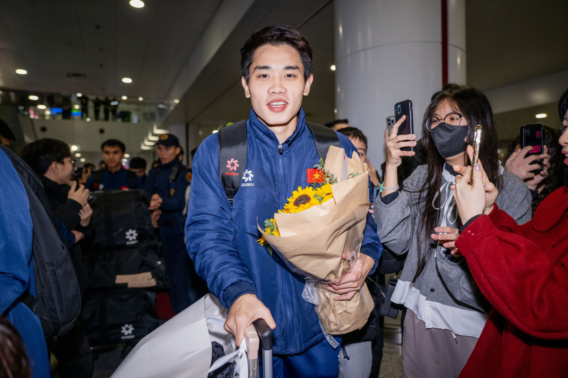 Thực hư hình ảnh Á hậu Cẩm Ly ra sân bay đón cầu thủ Đình Bắc? - Ảnh 5.