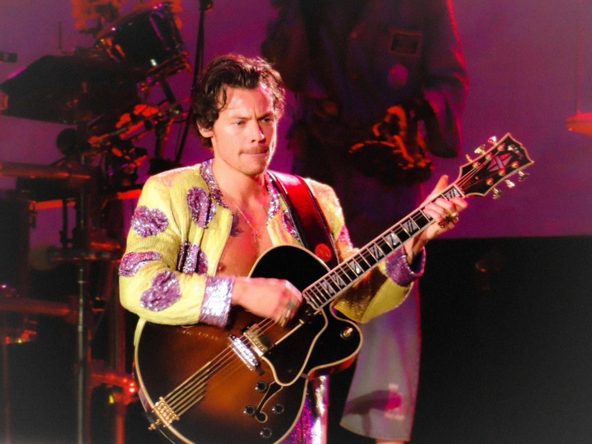 11,5 trieu nguoi tranh ve xem harry styles ky luc lich su va tranh cai gia ve hinh anh 3