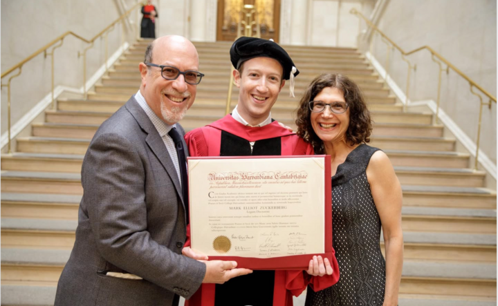 Tỷ phú Mark Zuckerberg (giữa) nhận bằng tốt nghiệp danh dự Đại học Harvard. (Ảnh: FBNV)