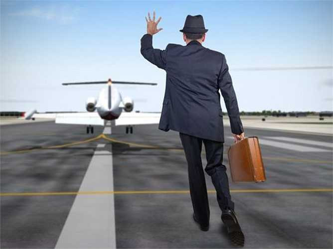 Lỡ tàu hoặc lỡ bất kì một phương tiện giao thông nào đó: Ý nghĩa của nó là bạn cảm thấy bạn đã đánh mất cơ hội quan trọng nhất trong đời. Giấc mơ thường xuất hiện khi bạn đang phải đương đầu với một quyết định quan trọng.