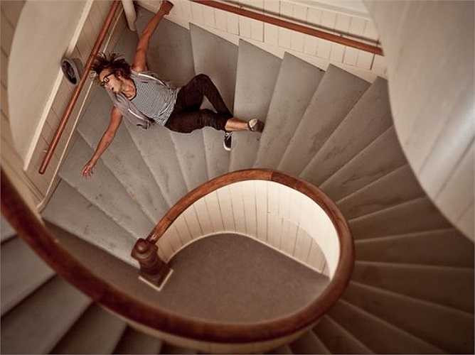 Mơ thấy bị ngã: Tức là bạn đang gặp nhiều lo âu, cần sự giúp đỡ. Những vấn đề như tài chính, tình yêu, hôn nhân dường như đang nằm ngoài sự kiểm soát của bạn. Bạn cảm thấy không được an toàn cho lắm. Những giấc mơ thường gặp ở những người đang bị trầm cảm.