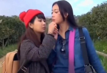 Khoảnh khắc Dương Tử hôn má Lâm Chí Linh 'gây sốt' mạng xã hội