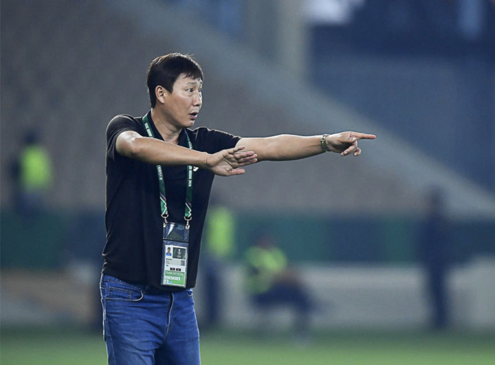 HLV Kim Sang-sik là người rất nghiêm khắc trong các buổi tập, yêu cầu cao về kỷ luật và sự tập trung. (Nguồn: VFF)
