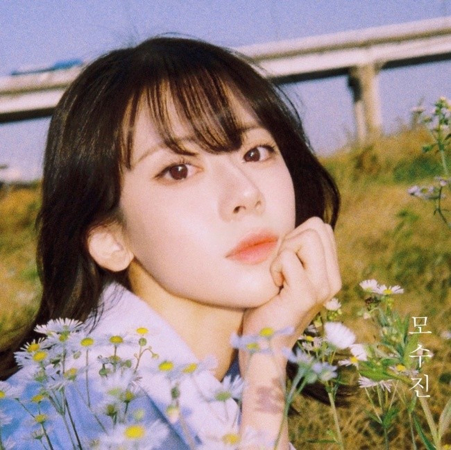 Mo Soo Jin, giọng ca của nhóm nhạc Acoustic Collabo đã qua đời, hưởng dương 26 tuổi.