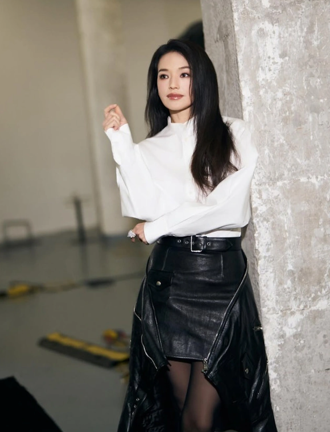 Thư Kỳ rạng rỡ ở tuổi 50, nhan sắc lẫn sự nghiệp đều thăng hoa - Ảnh 2