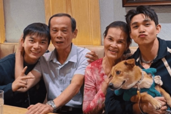 Ấm lòng dịp đầu năm: Gia đình Haha gặp chú thím Chín Cường, khoảnh khắc chung khung hình gây chú ý