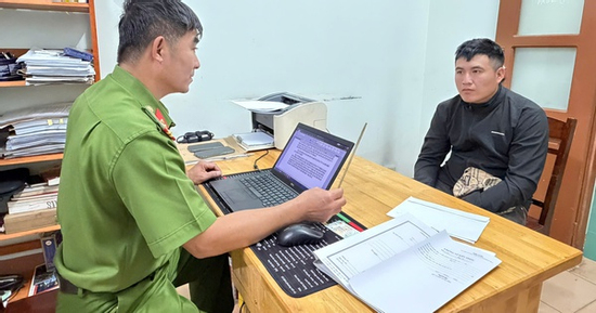 Công an làm việc với 'Tý hai lầu' trong vụ dùng đũa đâm tài xế taxi khi đang lái xe