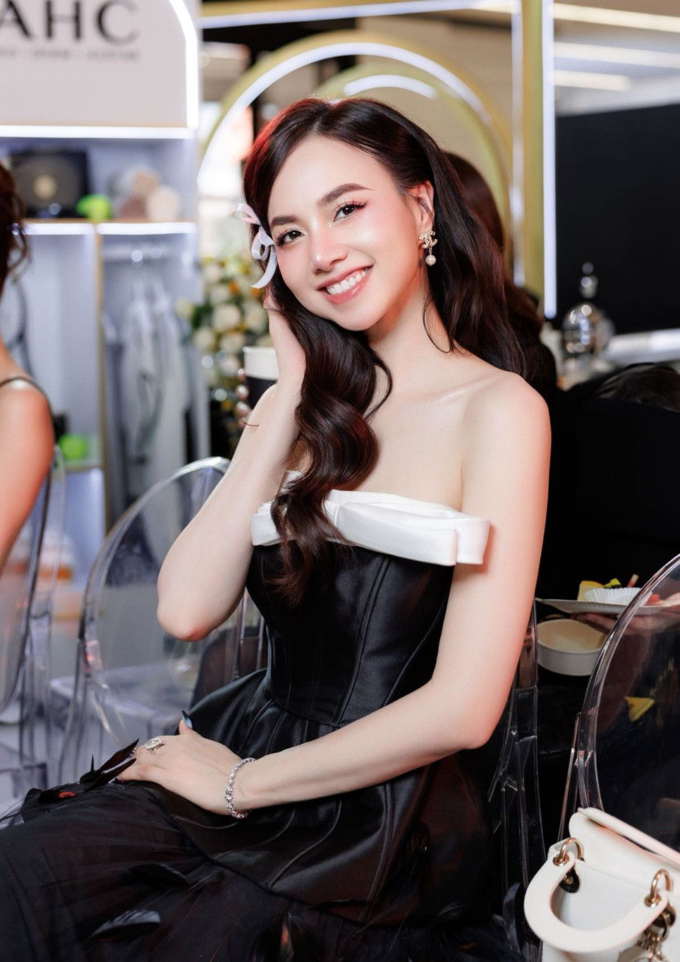 Nữ diễn viên sở hữu biệt thự ở Thủ Đức, Vũng Tàu, nhà quận 1: Hôn nhân viên mãn, 41 tuổi trẻ như gái 20 - Ảnh 1.