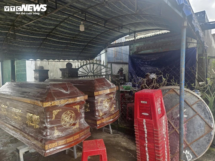 Gia đình lo hậu sự cho các nạn nhân.