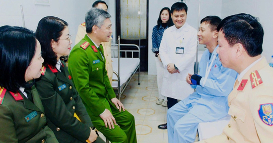 Thanh niên uống rượu, thông chốt đâm bị thương Đại úy CSGT Thanh Hóa