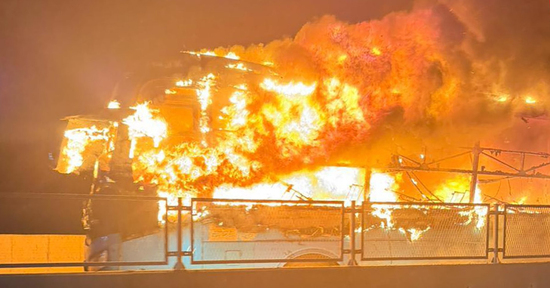 Xe khách bốc cháy dữ dội trên cao tốc, nam sinh lớp 12 tử vong