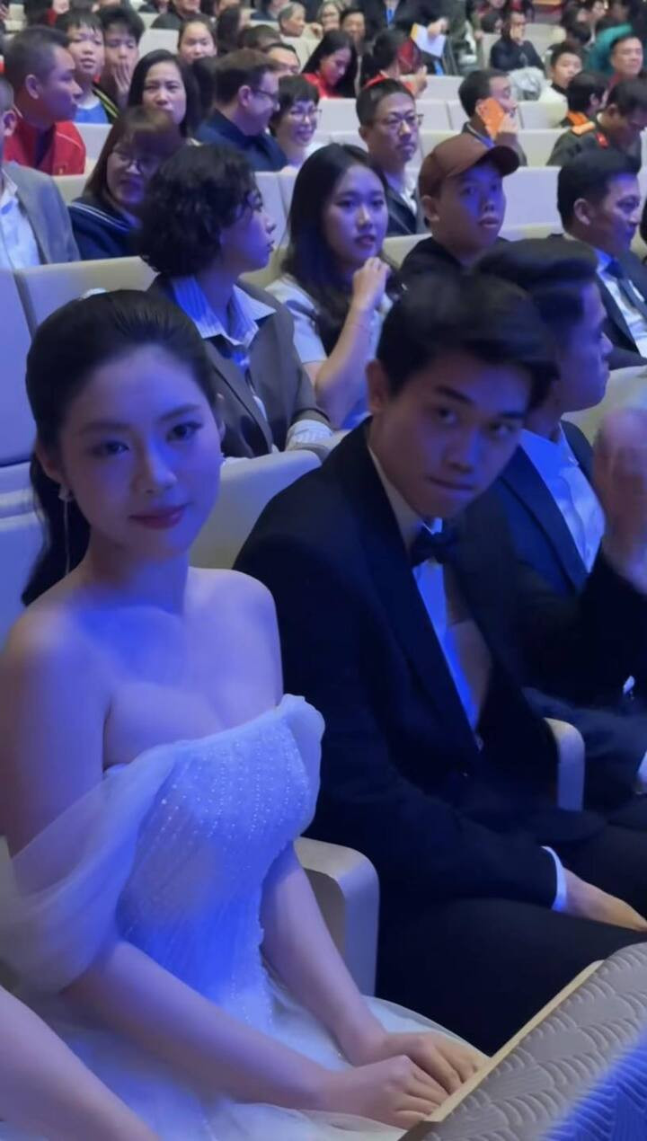 Dân Mạng Tìm Kiếm Thông Tin Á Hậu Xinh Đẹp Có Khoảnh Khắc Gây Sốt Cùng Đình Bắc Khoảnh Khắc Chung Khung Hình Của Á Hậu Châu Anh Và Cầu Thủ Đình Bắc.