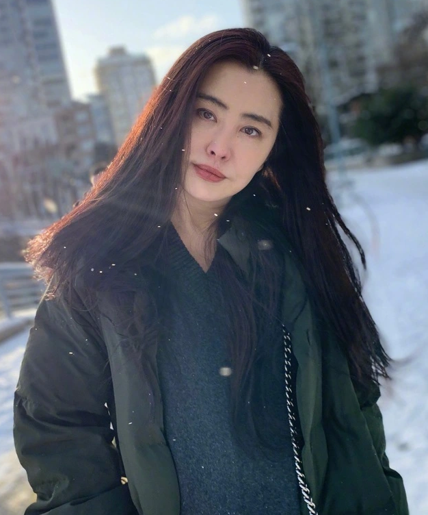 Diễn viên Vương Tổ Hiền 'gây sốt' khắp cõi mạng ở tuổi 58 tuổi - Ảnh 2