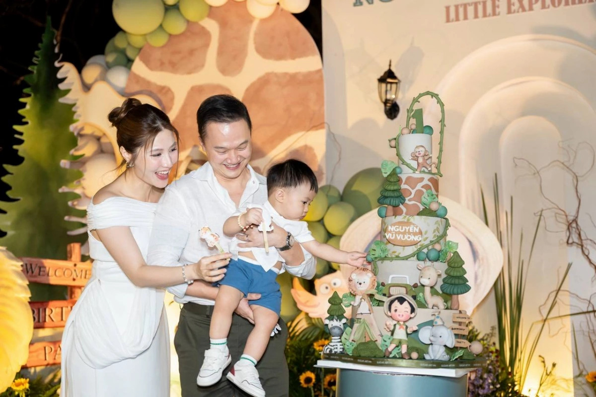 sao viet 30 1 Do my linh dien cay do hieu khi di du lich cung chong hinh anh 2