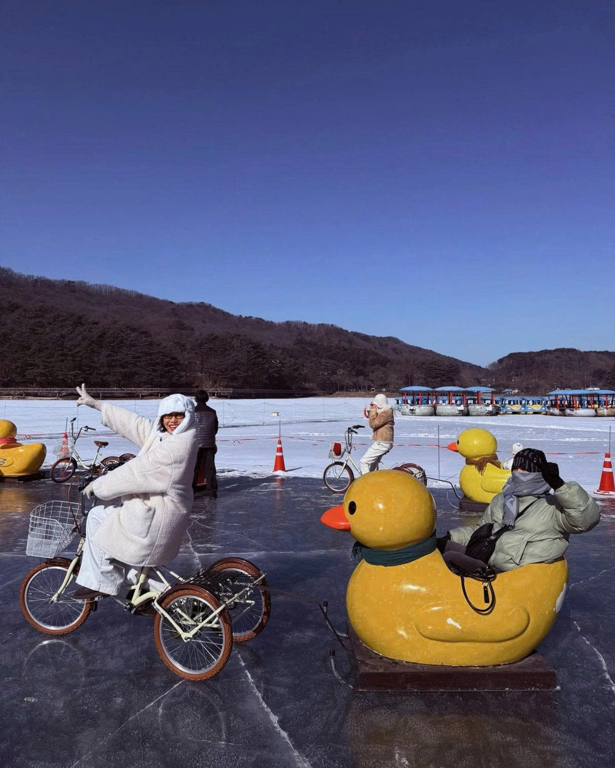 sao viet 30 1 Do my linh dien cay do hieu khi di du lich cung chong hinh anh 3