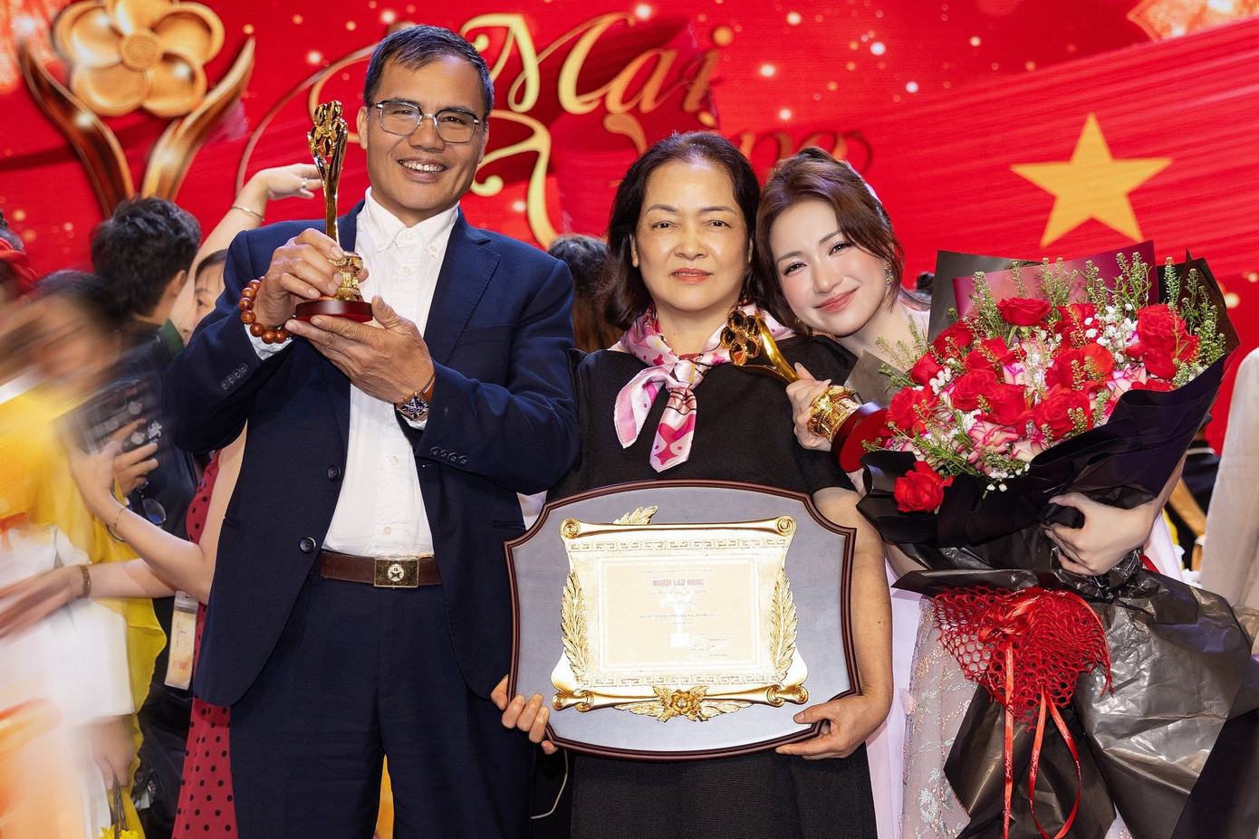 Hòa Minzy Bị Chỉ Trích Cướp Sóng Ở Mai Vàng 1.Jpg