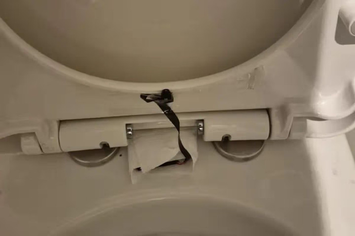 Cô gái cảm thấy bị xâm phạm khi phát hiện camera giấu kín.