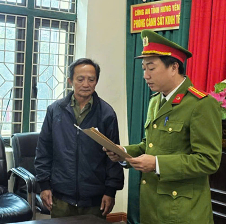 Cơ quan điều tra tống đạt các quyết định khởi tố đối với bị can Nguyễn Viết Long liên quan việc sản xuất cả ngàn gói mì chính giả.