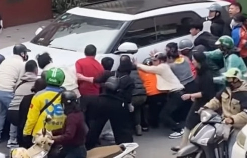 Tạm giữ tài xế ô tô lùi xe khiến 2 phụ nữ thương vong ở Hà Nội