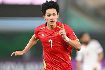 Tiền đạo Đình Bắc phải cáo lỗi trong bữa tiệc gần 2.000 người ở Nghệ An