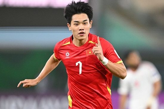 Tiền đạo Đình Bắc phải cáo lỗi trong bữa tiệc gần 2.000 người ở Nghệ An