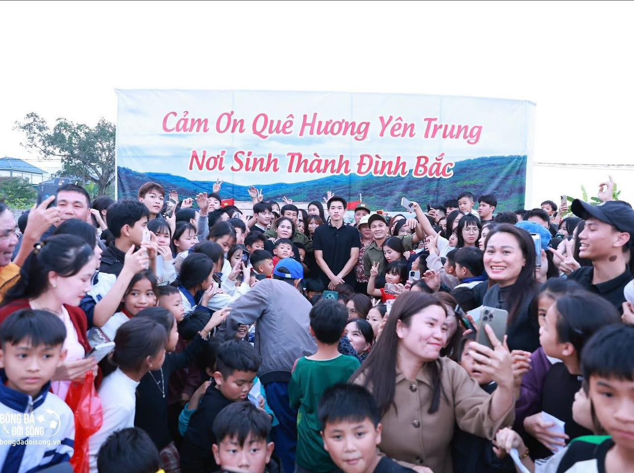 Tiền đạo Đình Bắc phải cáo lỗi trong bữa tiệc gần 2.000 người ở Nghệ An - Ảnh 2