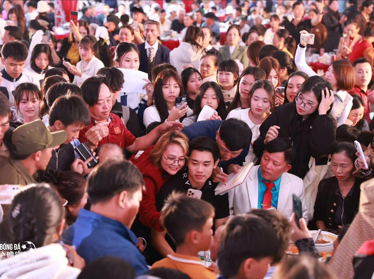 Tiền đạo Đình Bắc phải cáo lỗi trong bữa tiệc gần 2.000 người ở Nghệ An - Ảnh 1