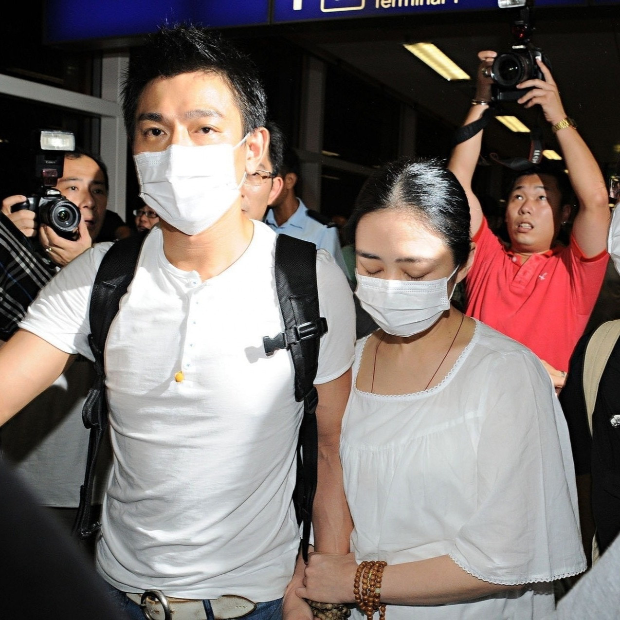 Vợ Diễn Viên Lưu Đức Hoa Chui Gầm Xe Trốn Fan Cuồng Vz8Tnyrri 5G8Dpaxdt2Hkziqjl0 Myvacwlvwgsc70.Jpg