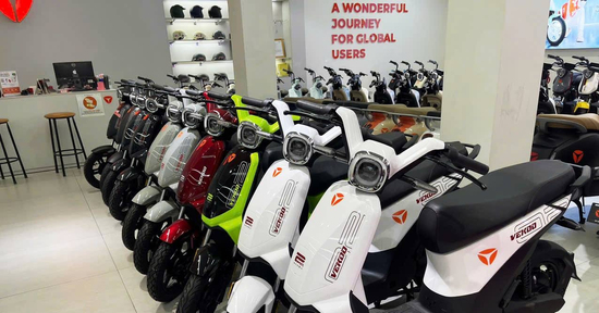 Xe máy điện có phải đăng ký biển số không và cần GPLX gì trong năm 2026?