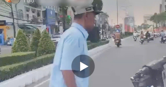 Công an xác minh vụ người đàn ông chửi bới, chặn đầu ô tô ở Cần Thơ