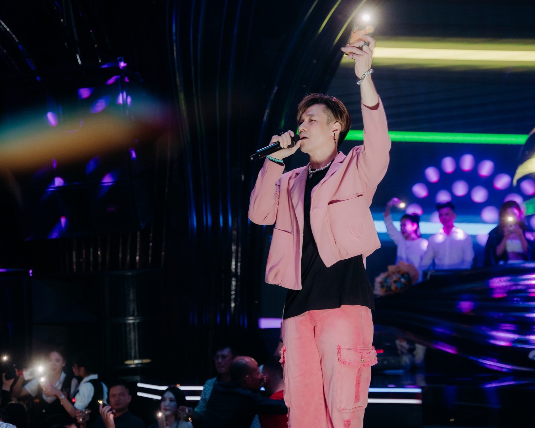 Liên Tục Sai Phạm, Ca Sĩ Khánh Phương 'Chiếc Khăn Gió Ấm' Còn Lại Gì? 480590415_1196542195165701_7935121700197513975_N.jpg