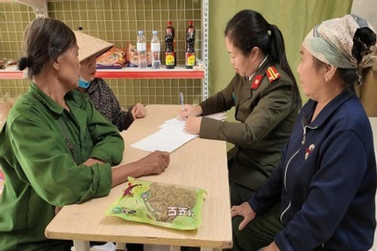 Hà Nội: Lật tẩy chiêu trò thuê người Hàn Quốc diễn thuyết, bán sâm rởm giá 'cắt cổ' cho người già