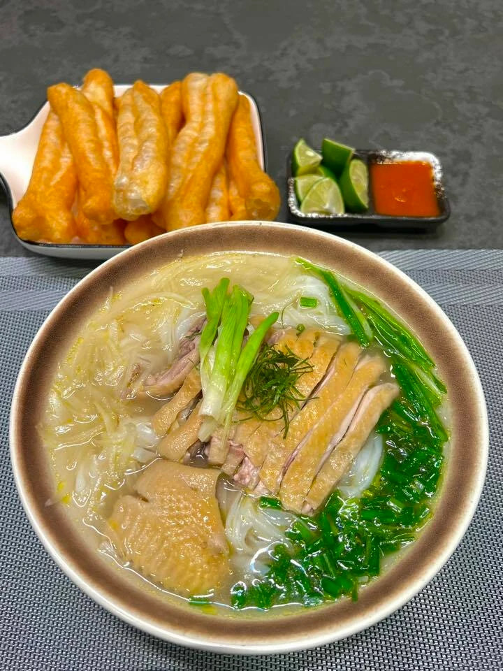 Không có bánh kem thành tựu, gen Z Hà Nội khoe ‘mâm cơm thành tựu 2025’ - 22