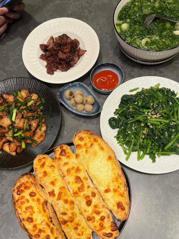 Mâm cơm nhà hàng ngày với nhiều món đa dạng, bắt mắt.