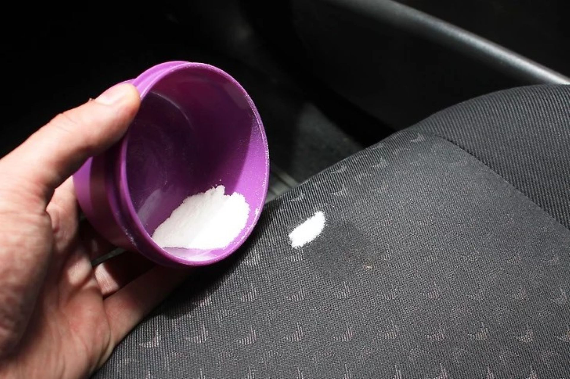 loai bo dau mo khoi ghe o to (3).jpg