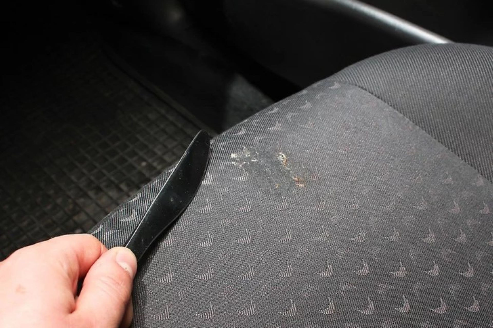 loai bo dau mo khoi ghe o to (1).jpg