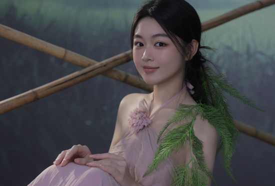 Con gái MC Quyền Linh lại 'gây thương nhớ' với áo yếm cách điệu