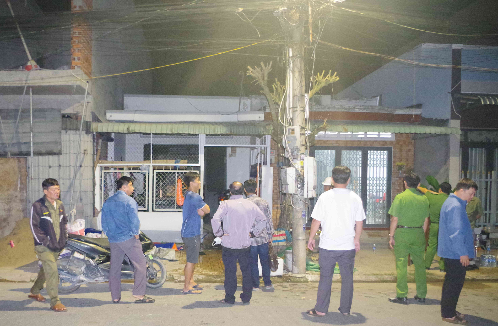 Hiện trường vụ cháy khiến 02 người tử vong tại số 51, đường Nguyễn Văn Lộc, Khu phố 1, phường Mỹ Phước Tây (2).jpg