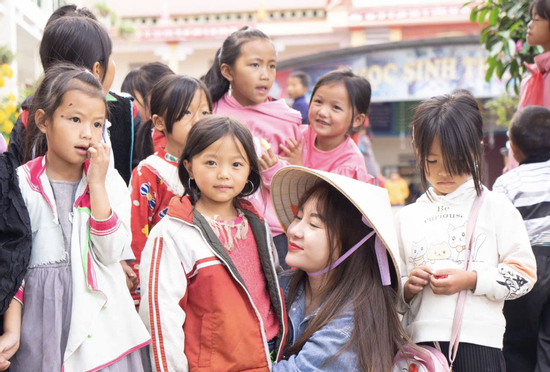 Hành trình 'săn' nụ cười nơi rẻo cao: Khi những chiếc ôm ấm hơn cả lửa hồng giữa đại ngàn Lào Cai
