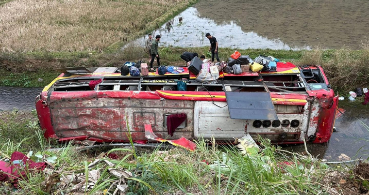 Lật xe khách chở 25 người ở Sơn La